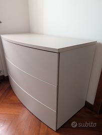 cassettiera comò moderna  più comodini a parte 