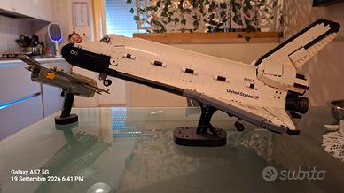 Space Shuttle Discovery e telescopio Hubble