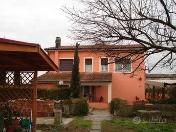 Villa di 240 m² con più di 5 locali e box auto a P