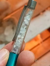 Penna con Cristalli di Fluorite 