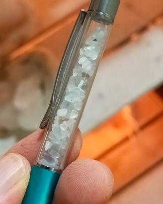 Penna con Cristalli di Fluorite 
