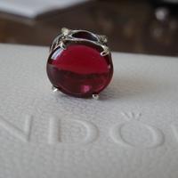 Pandora Charm con pietra cabochon ovale fucsia