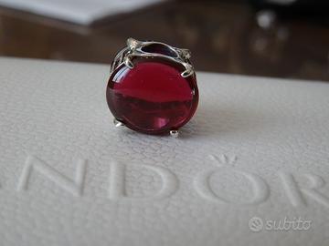 Pandora Charm con pietra cabochon ovale fucsia