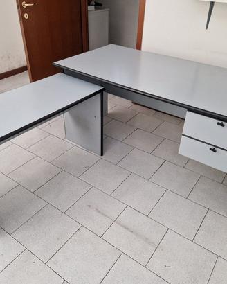 scrivania da ufficio professionale con banchetto
