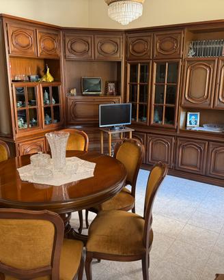 Elegantissimo salone tutto in legno massello.
