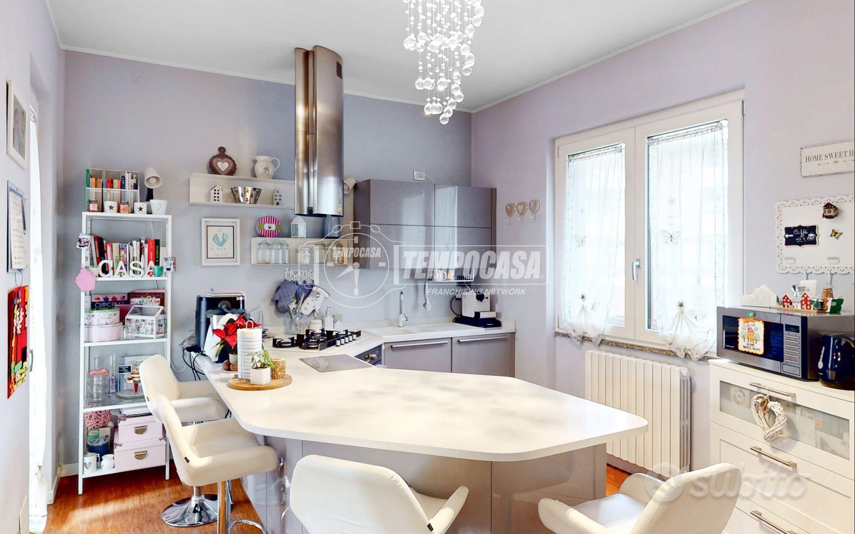SPLENDIDA VILLA BIFAMILIARE CON GIARDINO, TERRAZZO - Vista 6