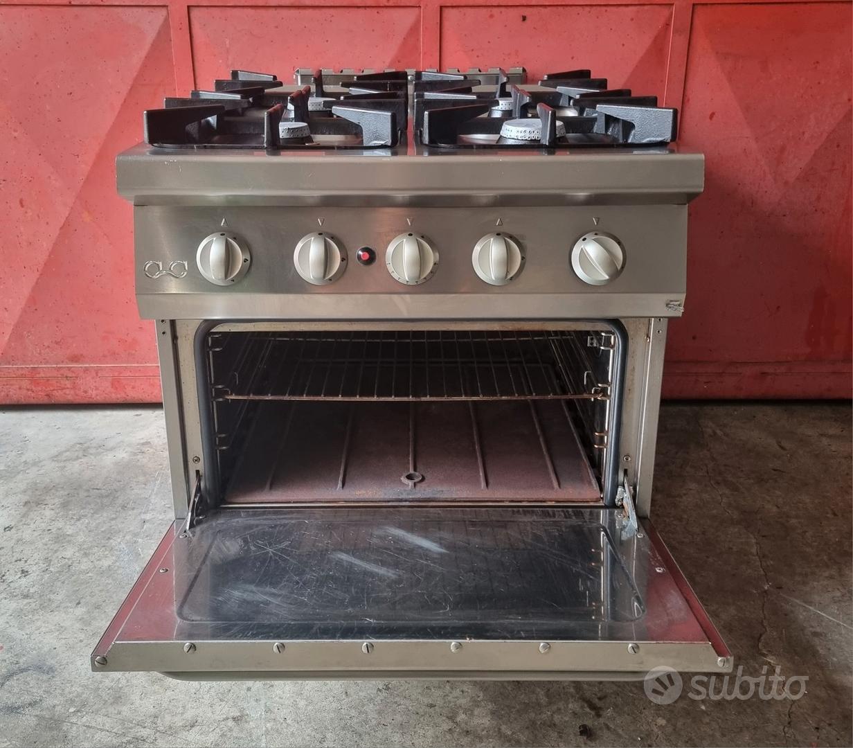 Cucina con 4 fuochi e forno con bombola a gas marca Tecnogas