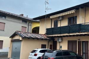 Casa indipendente con garage e posto auto