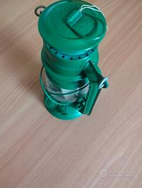 lanterna a petrolio o cherosene di colore verde