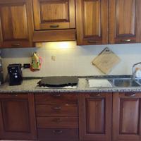 Cucina in noce e top in marmo