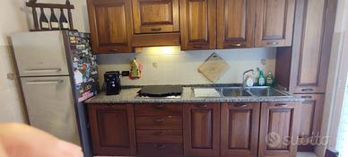 Cucina in noce e top in marmo