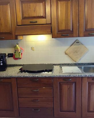 Cucina in noce e top in marmo