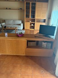 Mobile soggiorno in legno con vetrina e porta tv