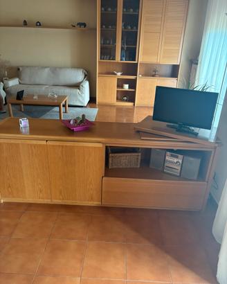 Mobile soggiorno in legno con vetrina e porta tv