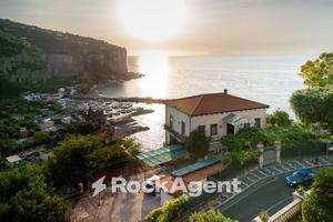 PALAZZO D'EPOCA CON APPARTAMENTI E LOCALI COMMERCI