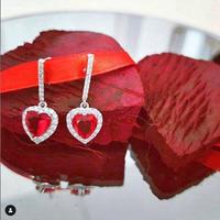 Orecchini pendenti a cuore con strass