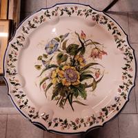 Piatto in maiolica italiana con motivo floreale