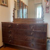 Credenza antica con specchio