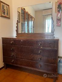 Credenza antica con specchio