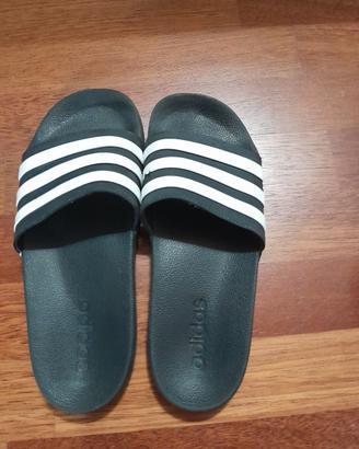 ciabatte dell'Adidas