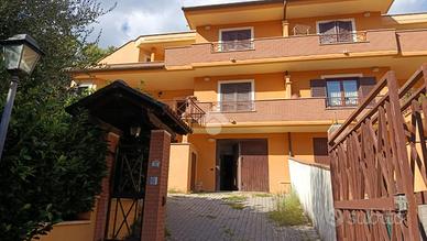 VILLA A SCHIERA A ALATRI