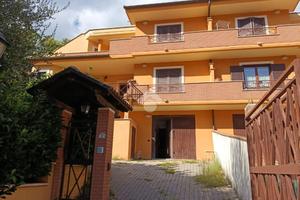 VILLA A SCHIERA A ALATRI