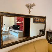 Specchio con cornice in legno