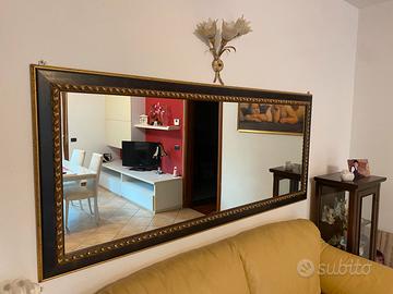 Specchio con cornice in legno