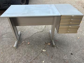 Scrivania olivetti sinthesis sottsass?
