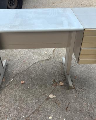 Scrivania olivetti sinthesis sottsass?