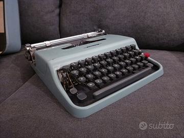 Macchina da scrivere Olivetti Lettera 22 azzurra
