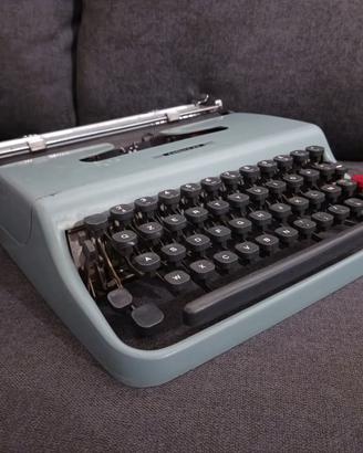 Macchina da scrivere Olivetti Lettera 22 azzurra