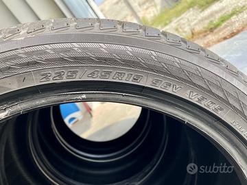 Yokohama 4 Gomme Invernali 225/45 R19 96V