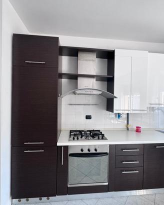Cucina completa con elettrodomestici
