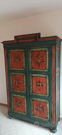 Armadio stile 800 dipinto a mano.