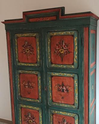 Armadio stile 800 dipinto a mano.