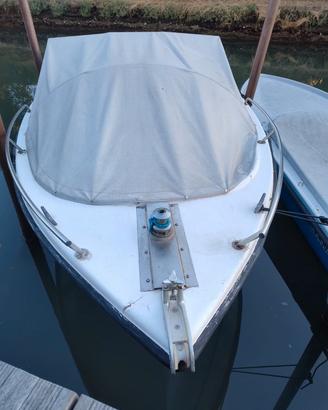 Barca a motore in vetroresina