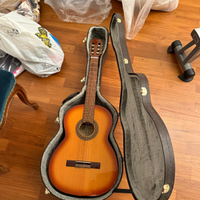Chitarra acustica con custodia rigida