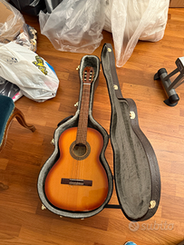 Chitarra acustica con custodia rigida