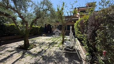 VILLA A SCHIERA A CAPENA