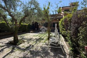 VILLA A SCHIERA A CAPENA