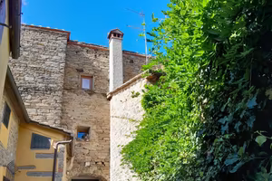 Rustico in sasso con giardino