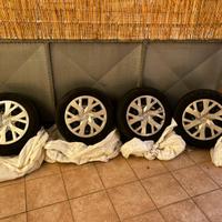 Cerchi e gomme yaris 2019