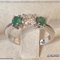 ANELLO TRILOGY ORO 18kt. DIAMANTE E SMERALDI