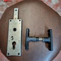 Serratura basculante con maniglie 