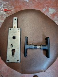 Serratura basculante con maniglie 