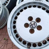 Cerchi in lega e paraurti posteriore alfa 75