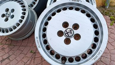 Cerchi in lega e paraurti posteriore alfa 75