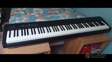 Roland FP-30 + pedale sustain RockJam