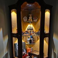 Vetrinetta angolare in legno con vetro curvo – sti